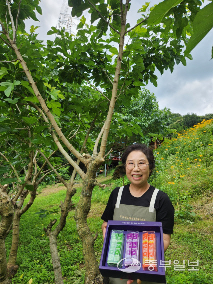 임옥녀 초담초담 대표가 자신의 뽕나무밭에서 포즈를 취하고 있다. 이보현 기자