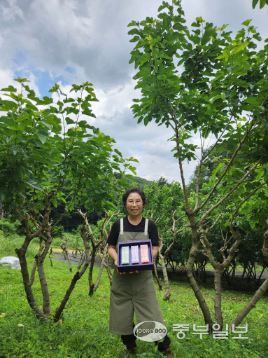 임옥녀 초담초담 대표가 자신의 뽕나무밭에서 포즈를 취하고 있다. 이보현 기자