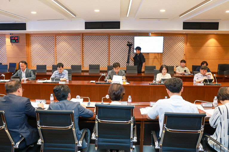 민선 8기 출범 3주년을 맞아 지난 10일 군포시청 중회의실에서 열린 공약 및 주요 현안사업 추진상황 보고회에서 참석자들이 논의를 진행하고 있다. 사진=군포시청