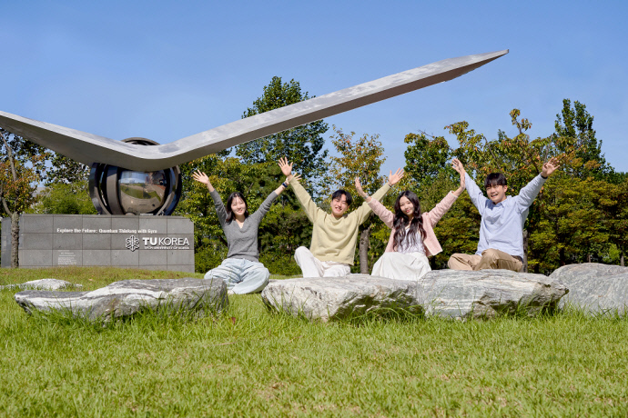 한국공학대학교 상징물 ‘자이로게이트’ 앞에서 학생들이 포즈를 취하고 있다. 사진=한국공학대학교