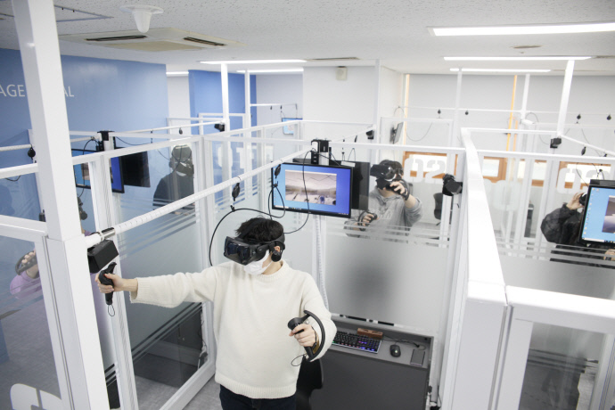 한국공학대 학생들이 FUTURE VR LAB에서 실습하고 있는 모습. 사진=한국공학대학교