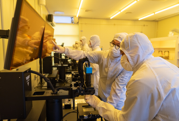 한국공학대 학생들이 반도체 관련 활동을 하는 모습. 사진=한국공학대학교