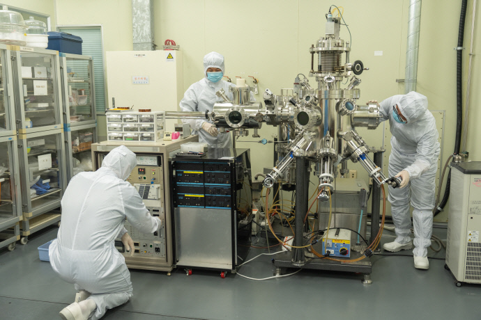 한국공학대 학생들이 반도체 실습실에서 장비를 활용해 실습하고 있다. 사진=한국공학대학교
