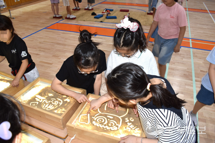 성남수정초등학교 학생들이 지난 15일 열린 ‘수정 어울림 축제’에서 미국의 ‘샌드라이트’를 체험하고 있다. 이성관 기자