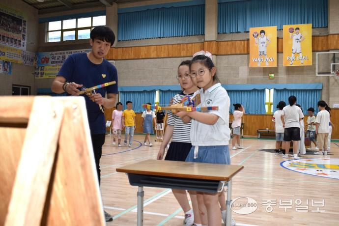 성남수정초등학교에 재학 중인 장소영 양과 심규린 양이 ‘수정 어울림 축제’에서 조선시대의 쇠뇌인 궐장노를 체험하고 있다. 이성관 기자
