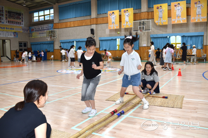 이하온 양과 장소영 양, 심규린 양이 교사와 함께 ‘수정 어울림 축제’에서 필리핀의 ‘티니클링’을 체험하고 있다. 이성관 기자