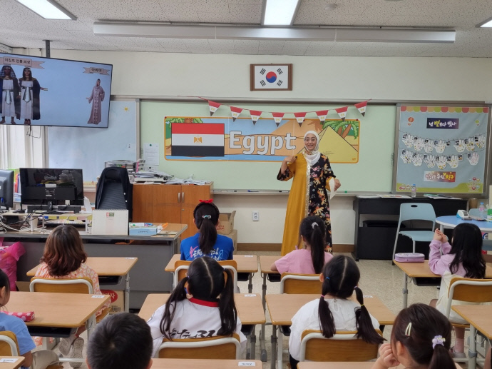 성남수정초등학교에서 진행한 ‘엄마 선생님과 함께하는 이집트 문화 체험’. 사진=성남수정초등학교