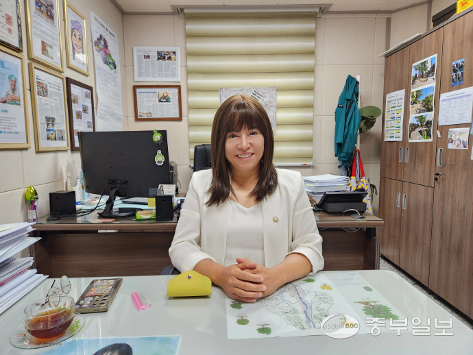 임현숙 동두천시의회 의원이 중부일보와 인터뷰를 진행하며 지난 3년간의 의정활동 소회와 남은 1년간의 포부를 말하고 있다. 사진=이석중기자