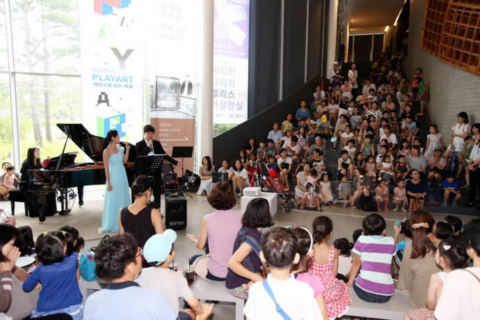 수원시립미술관 로비에서 진행되는 어린이 대상 공연. 사진=수원시립미술관