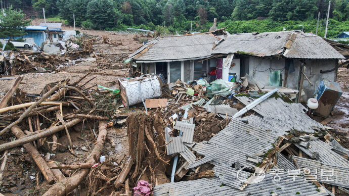 밤사이 내린 폭우로 산사태가 발생한 가평군 신상3리 마을회관 인근이 토사로 뒤덮여 있다. 이번 산사태로 주택 3채가 무너지면서 주민 4명 매몰돼 3명이 구조되고 1명이 사망했다. 임채운기자