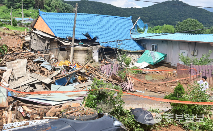 밤사이 내린 폭우로 산사태가 발생한 가평군 신상3리 마을회관 인근이 토사로 뒤덮여 있다. 이번 산사태로 주택 3채가 무너지면서 주민 4명 매몰돼 3명이 구조되고 1명이 사망했다. 임채운기자