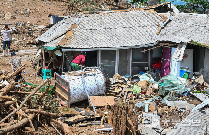 밤사이 내린 폭우로 가평군 신상3리 마을회관 인근에서 산사태가 발생한 가운데 20일 오후 한 주민이 토사로 덮인 주택을 살피고 있다. 임채운기자