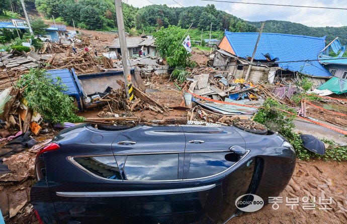 밤사이 내린 폭우로 산사태가 발생한 가평군 신상3리 마을회관 인근이 토사로 뒤덮여 있다. 이번 산사태로 주택 3채가 무너지면서 주민 4명 매몰돼 3명이 구조되고 1명이 사망했다. 임채운기자