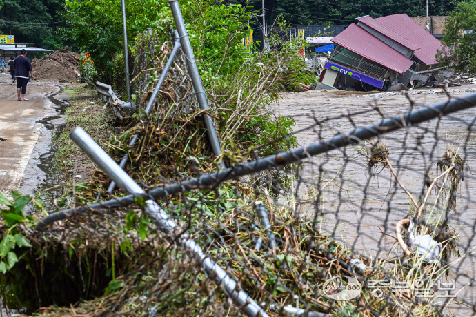 가평군 일대에서 밤사이 내린 폭우로 산사태와 범람이 발생해 2명이 사망하고 9명이 실종되는 등 인명 피해가 속출한 20일 오후 가평군 조종면의 한 편의점 건물이 무너져 내려 있다. 임채운기자