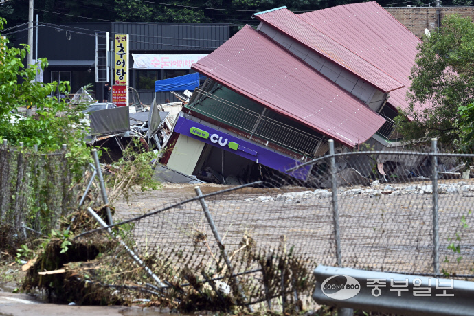가평군 일대에서 밤사이 내린 폭우로 산사태와 범람이 발생해 2명이 사망하고 9명이 실종되는 등 인명 피해가 속출한 20일 오후 가평군 조종면의 한 편의점 건물이 무너져 내려 있다. 임채운기자