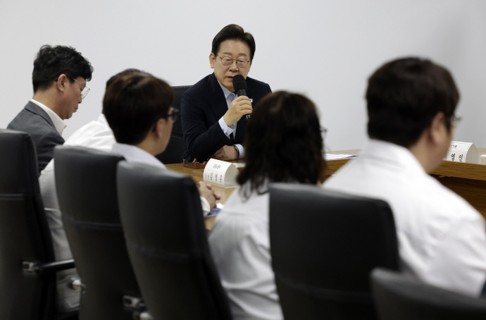 李, 시흥 <b>SPC</b>삼립 공장서 "죽지 않는 사회 만들겠다"