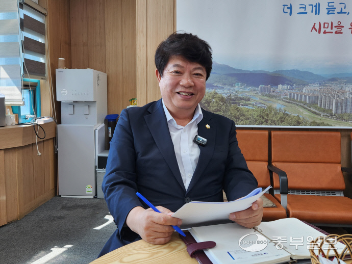 김재수 동두천시의회 의원(더불어민주당, 생연2동·송내동·상패동)이 중부일보와의 인터뷰를 통해 지난 3년간의 의정활동 소회와 앞으로의 포부를 밝히고 있다. 이석중기자