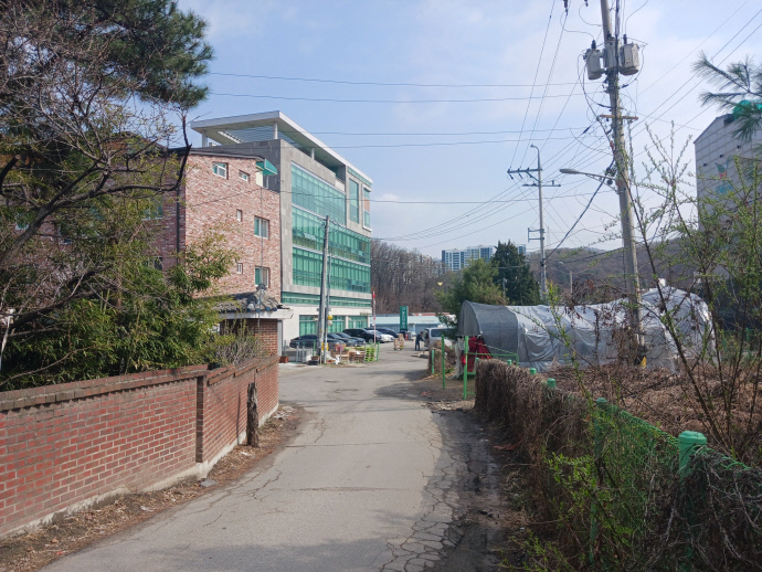 용인과 성남을 잇는 고기교 주변의 교행이 안 될 정도로 비좁아 만성 체증을 빚고 있는 고기로377본길 모습. 사진=용인특례시청