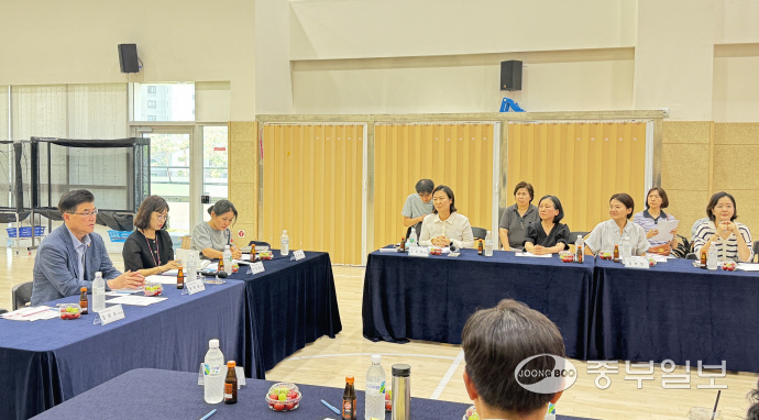 지난 25일 하남시장애인복지관에서 열린 복합특수학급 설치를 위한 정담회에서 윤태길 경기도의원이 광주하남교육지원청 관계자, 하남지역 학부모 등과 논의를 하고 있다. 사진=윤태길도의원