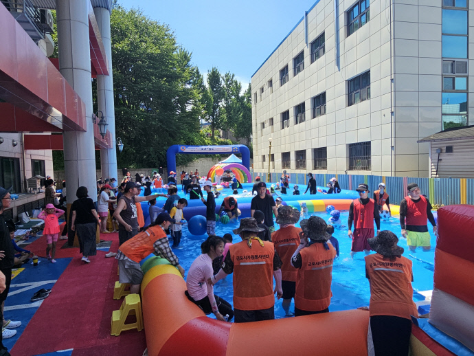 지난 26일 군포시장애인종합복지관에서 열린 ‘오셔~월드’ 물놀이 축제에서 장애인 가족들이 물놀이를 즐기고 있다. 이날 행사에는 자원봉사자들이 안전한 운영을 도우며 200여 명의 참가자들과 함께했다. 사진=군포시장애인종합복지관
