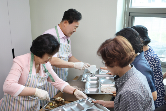 김성제 의왕시장이 31일 부곡동 장애인자립생활센터 리모델링 완료 현장에서 배식 봉사활동을 하며 이용자들과 소통하고 있다. 사진=의왕시청