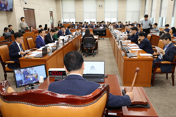 1일 국회 행정안전위원회 전체회의에서 2025년도 제2회 추가경정예산안이 통과되고 있다.  연합뉴스