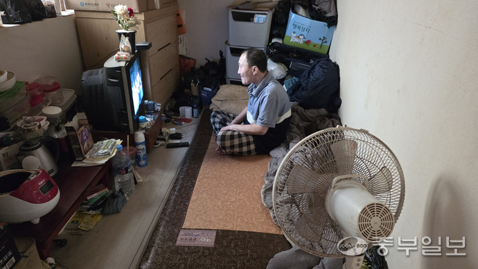 2일 폭염특보가 내려진 인천 동구 송현동의 한 여인숙 쪽방촌 모습 . 주민들은 전기세 부담에 선풍기조차 오래 틀지 못한다고 했다. 사진=김기범기자