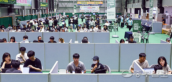 지난해 8월 17일 오후 이천시 눈높이배드민턴체육관에서 열린 '2025학년도 이천시 대학입시박람회'를 찾은 학부모와 학생들이 입시 상담을 받고 있다. 임채운기자