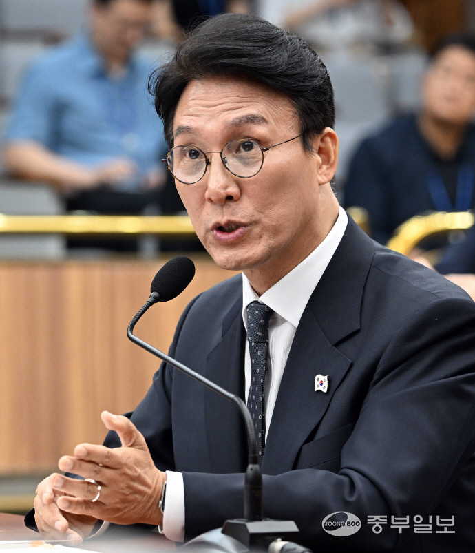 김민석 국무총리 후보자가 지난달 24일 오후 서울시 여의도 국회에서 열린 인사청문회에서 발언하고 있다. 임채운기자