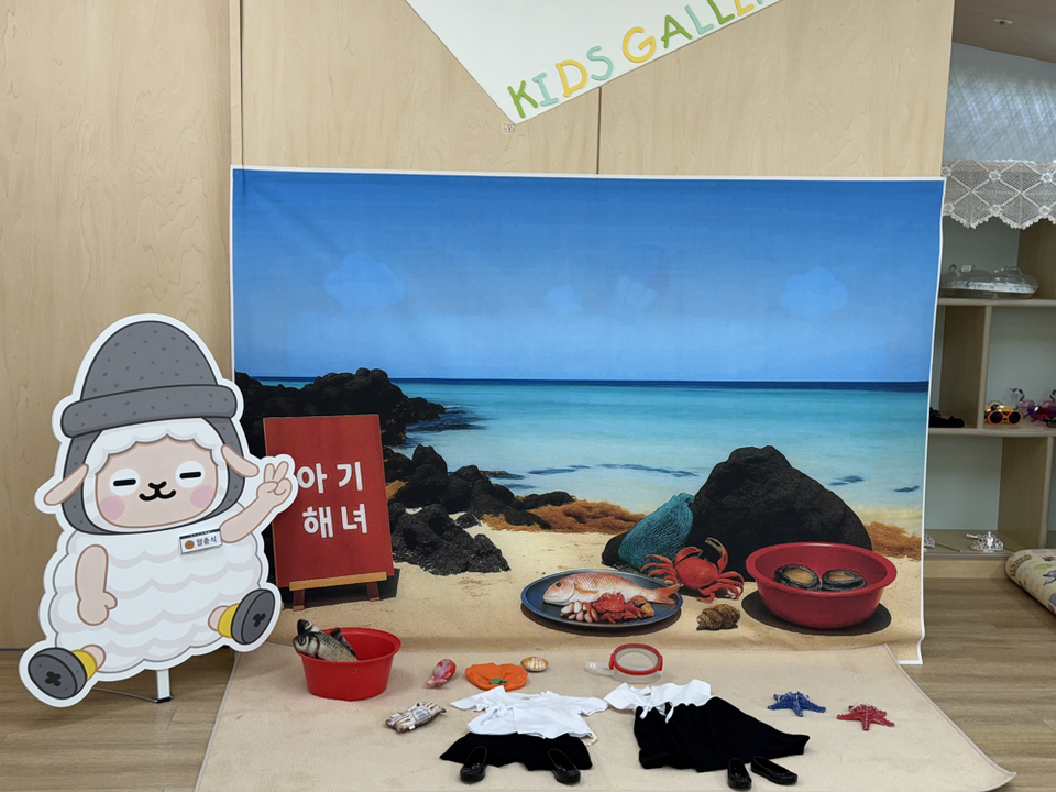 양평군육아종합지원센터는 본격적인 여름철을 맞아 놀이체험실을 ‘여름 테마 체험 놀이터’로 새단장하고, 지역 영유아 가정을 위한 특별한 실내 놀이공간을 운영한다. 사진=양평군