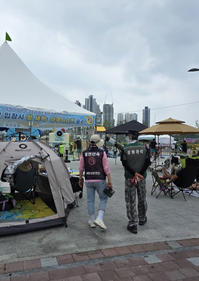 이천시가 이달부터 주말에도 흡연단속반을 가동한다. 사진은 공원 내 흡연단속 중인 단속원 모습. 사진=이천시청