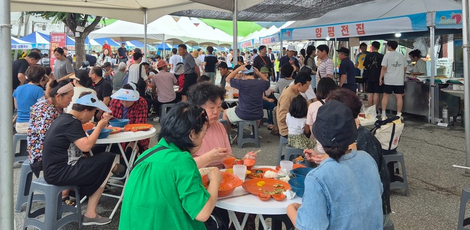 양평군은 지난 5일부터 6일까지 열린 ‘2025 양평수박축제’에서 다회용기 4만 7천 개를 사용해 약 2.2톤의 탄소를 감축했다. 군은 모든 음식 판매 공간에서 일회용품 사용을 전면 금지하며, 친환경 축제 운영에 앞장섰다. 사진=양평군