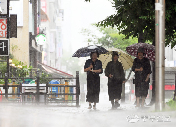 수도권 대부분에 호우주의보가 내려진 가운데 시민들이 쏟아지는 비를 피해 발걸음을 재촉하고 있다. 사진=중부일보DB