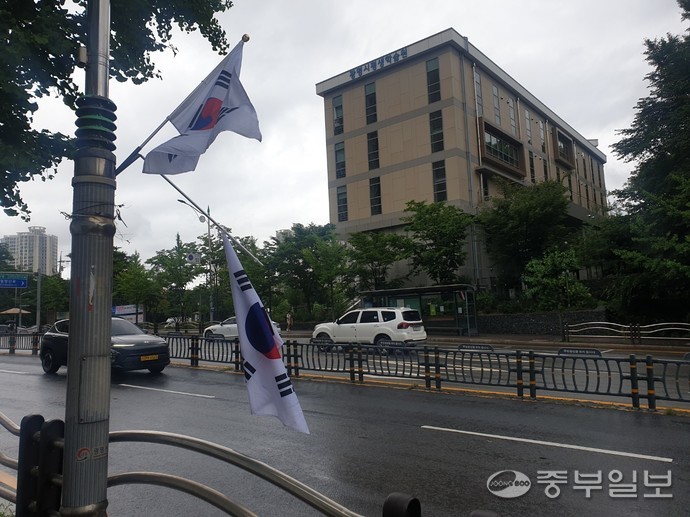 17일 오후 광명시 하안동에 게양된 태극기가 폭우와 돌풍을 견디지 못하고 국기봉이 부러진 채 매달려 있다. 사진=최진규 기자