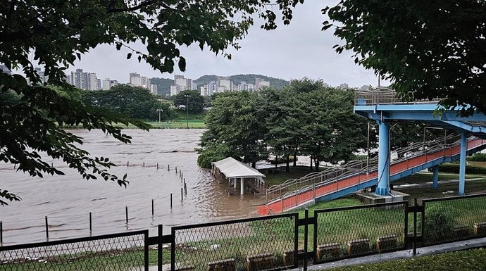 20일 경기북부에 내린 폭우로 구리 왕숙천 수변공원이 물에 잠겼다. 연합뉴스
