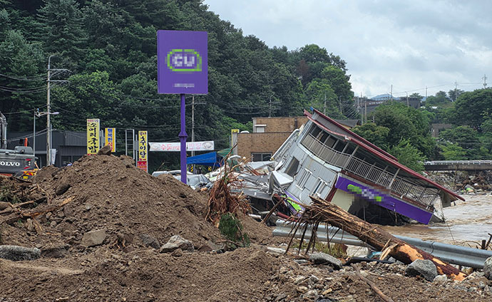 20일 오전 경기 가평군에서 집중호우로 편의점 건물이 무너져 내린 모습. 연합뉴스