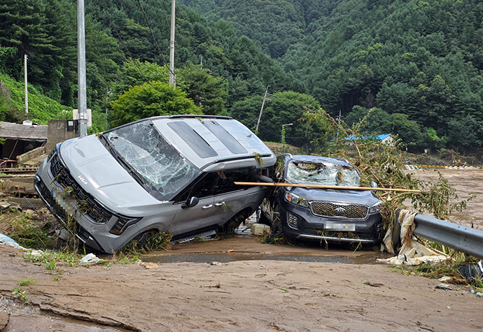 20일 새벽부터 집중호우가 내린 경기 가평군 대보리에서 차량들이 부서져 방치돼 있다. 연합뉴스