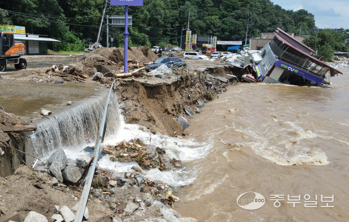 가평군 일대에서 밤사이 내린 폭우로 산사태와 범람이 발생해 2명이 사망하고 9명이 실종되는 등 인명 피해가 속출한 20일 오후 가평군 조종면의 한 편의점 건물이 무너져 내려 있다. 임채운기자