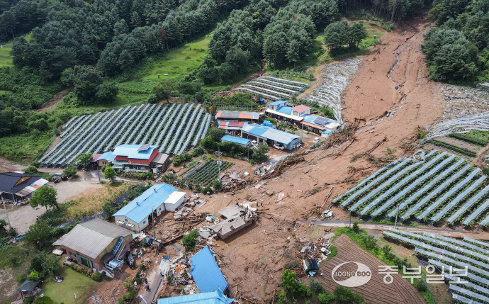 밤사이 내린 폭우로 산사태가 발생한 가평군 신상3리 마을회관 인근이 토사로 뒤덮여 있다. 이번 산사태로 주택 3채가 무너지면서 주민 4명 매몰돼 3명이 구조되고 1명이 사망했다. 임채운기자