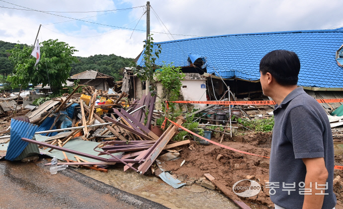 밤사이 내린 폭우로 산사태가 발생한 가평군 신상3리 마을회관 인근이 토사로 뒤덮여 있다. 이번 산사태로 주택 3채가 무너지면서 주민 4명 매몰돼 3명이 구조되고 1명이 사망했다. 임채운기자
