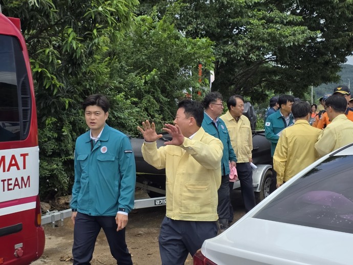 국민의힘 김용태 의원이 지난 20일 집중호우로 심각한 피해를 입은 가평군 수해현장을 방문하고 서태원 가평군수로부터 피해 상황을 듣고 있다. 사진=가평군