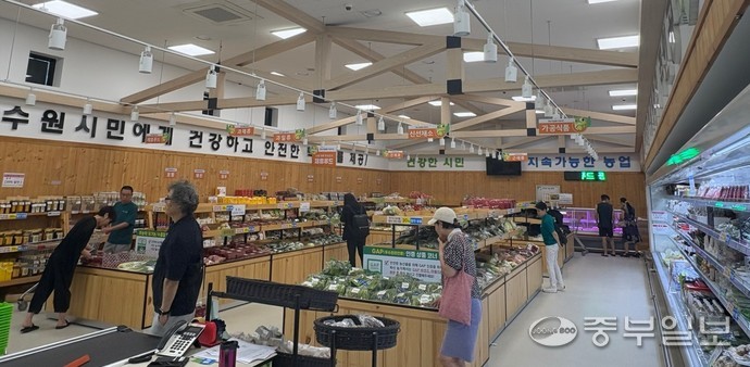 수원시 장안구 광교산로 수원로컬푸드직매장이 21일 ‘경기도 농수산물 할인쿠폰 지원행사’를 진행 중인 가운데 시민들이 장을 보고 있다. 최영재기자