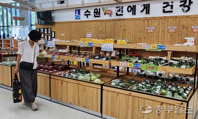 수원시 장안구 광교산로 수원로컬푸드직매장이 21일 ‘경기도 농수산물 할인쿠폰 지원행사’를 진행 중인 가운데 한 시민이 장을 보고 있다. 신연경기자