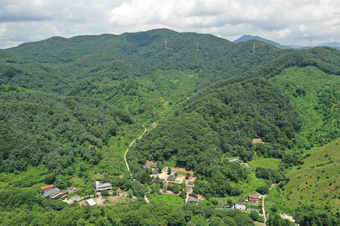 묘적산과 묘적사 원경. 주수완