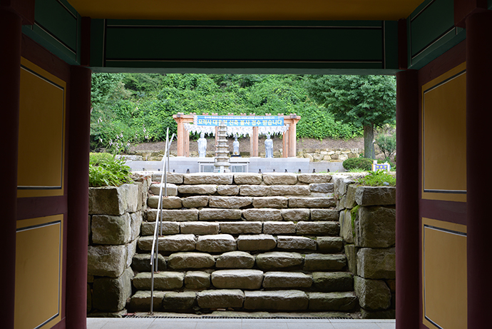 무영루 아래를 지나면서 본 묘적사 경내. 주수완