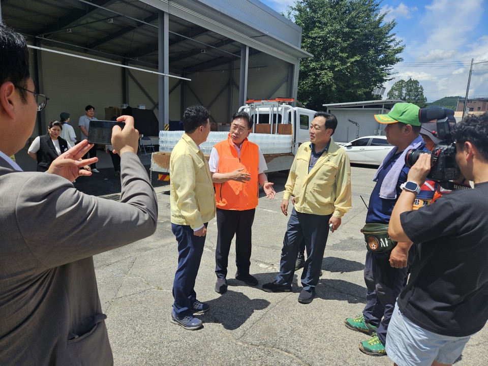 양평군은 최근 기록적인 폭우로 단전·단수 피해를 입은 가평군에 병입 수돗물 ‘물맑은 양평수(水)’를 긴급 지원했다. 사진=양평군