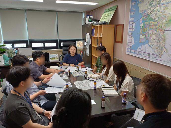 지난 29일 백슬기 인천 서구의원과 서구청 관계자들이 폭염 대책에 대해 논의하고 있다. 사진=서구의회