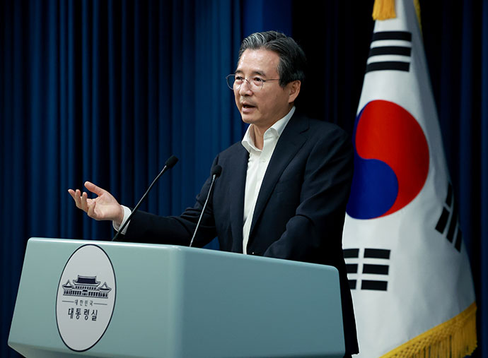 김용범 대통령실 정책실장이 31일 서울 용산 대통령실 청사에서 한미 관세 협상 타결 관련 브리핑 뒤 취재진의 질문에 답하고 있다. 연합뉴스