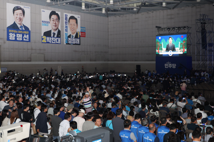 2일 고양 킨텍스에서 열린 더불어민주당 전국당원대회 개회식에서 이재명 대통령의 영상 축사가 상영되고 있다. 사진=연합