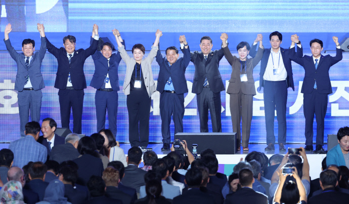 2일 고양 킨텍스에서 열린 더불어민주당 전국당원대회 개회식에서 김병기 당대표 직무대행 겸 원내대표을 비롯한 지도부와 김정호 선관위원장 등이 손을 맞잡고 인사하고 있다. 사진=연합